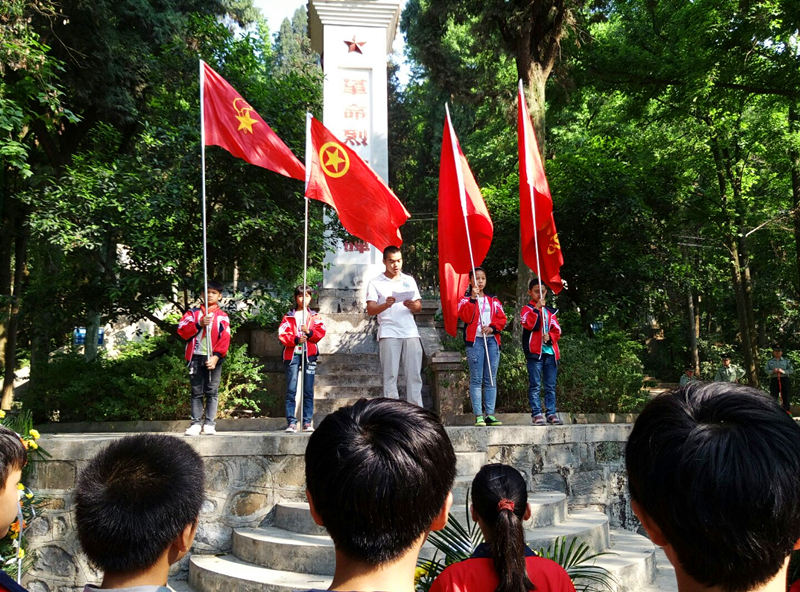 清明节即将到来之际,黔西南州册亨各地群众纷纷来到烈士陵园,缅怀革命