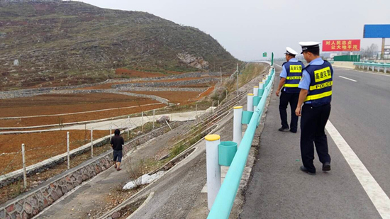 "大侠"高速公路找烟锅巴 见警车后车流中来回跑动