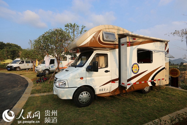 人民网兴义9月29日电 日前,记者在贞丰县三岔河景区房车江湖会国际露营村见到,房车游客正在房车前享受丰盛的午餐 。为迎接国庆长假,国内首个国际露营村房车江湖会国际露营村贵州省贞丰县三岔河景区开营,吸引来自全国各地近百辆房车车主分批入驻。 据悉,房车江湖会国际露营村坐落在贵州黔西南州贞丰三岔河景区内。每个营区均以房车俱乐部为单位集体露营,各自命名,各个俱乐部都拥有自己的独立空间(300-800平米)、车位5-10个不等,独立的中心广场,可各自组织篝火、烧烤等活动。 记者走进房车江湖会现场探营,准备到露